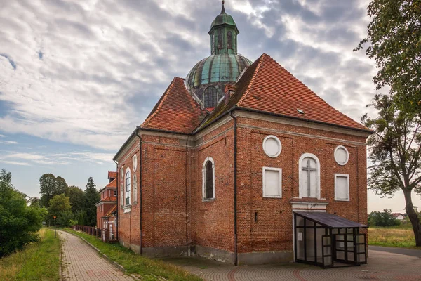 Kyrkan av St Cross i Braniewo, Warminsko-Mazurskie, Polen — Stockfoto