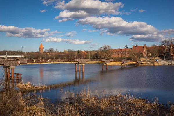 Fußgängerbrücke über den Fluss Nogat in Malbork, Pommern, Polen — Stockfoto