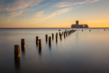 Doly Babie, Gdynia, Baltık Denizi üzerinde eski askeri bina kalıntıları,