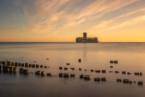 Ruinas antiguo edificio militar en el Mar Báltico en Babie Doly, Gdynia , — Foto de Stock