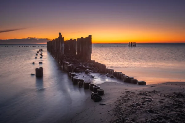 Linha de quebra-mares de madeira no Mar Báltico em Babie Doly, Gdynia, Pol — Fotografia de Stock