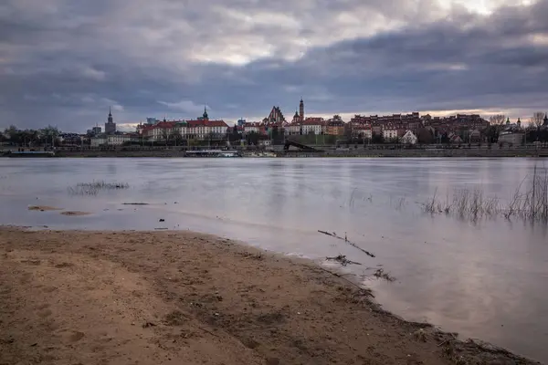 Старый город над Вислой в Варшаве, Польша — стоковое фото