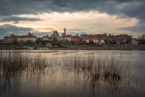 Старый город над Вислой в Варшаве, Польша — стоковое фото