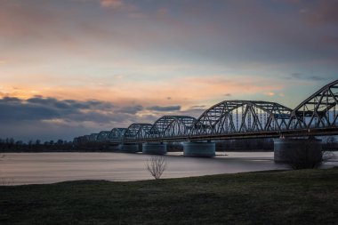 Günbatımı Grudziadz, Kuja Vistula Nehri üzerinde köprü üzerinde