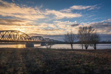 Günbatımı Grudziadz, Kuja Vistula Nehri üzerinde köprü üzerinde
