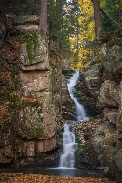 Podgorna vattenfall i höst landskapet i Przesieka, Sudety, Polen — Stockfoto