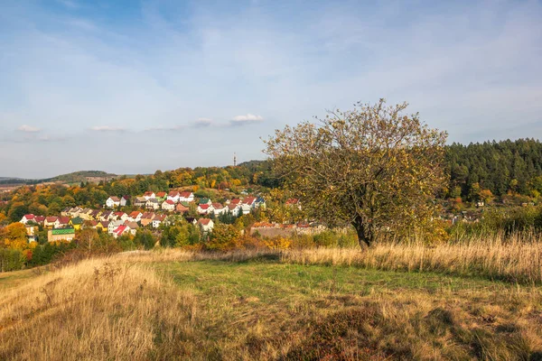Vista sulla Kamienna Gora in autunno sulle montagne Sudety, Polonia — Foto Stock