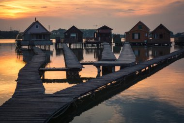 Macaristan Bokod gölde ahşap evler