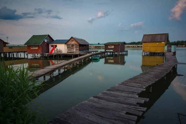 Cabañas de madera en el lago Bokod en Hungría — Foto de Stock