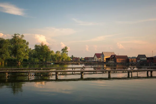 Holzhütten am Bokod-See in Ungarn — Stockfoto