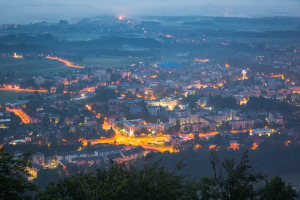 Нічний погляд на місто Kranj з Smarjetna Гора, Словенія — стокове фото