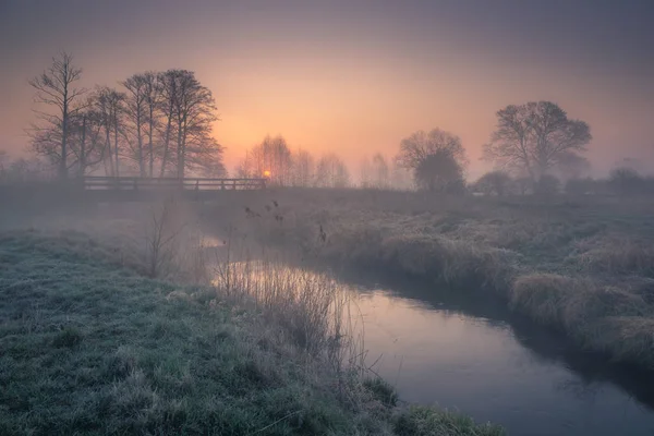 Vallei van de Jeziorka rivier op een mistige ochtend in de buurt van Piaseczno, — Stockfoto