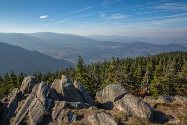 Dev dağlar, Sud sonbaharda Skalny STOL Peak görünüm