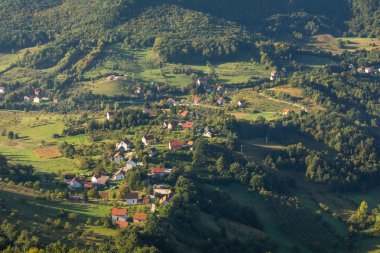Scit yakınlarındaki Dinaric Alpleri'ndeki köye bakış, Bosna ve O