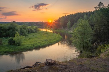 Sulejow yakınlarındaki Pilica nehri üzerinde gün batımı, Lodzkie, Polonya