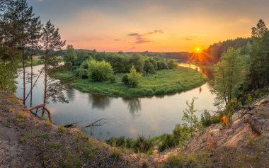Sulejow yakınlarındaki Pilica nehri üzerinde gün batımı, Lodzkie, Polonya