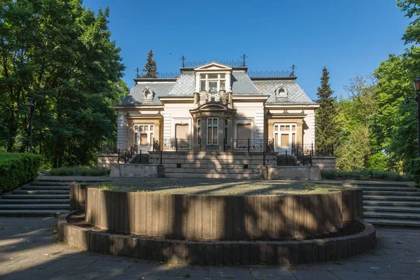 Palacio en Zyrardow, Masovia, Polonia — Foto de Stock
