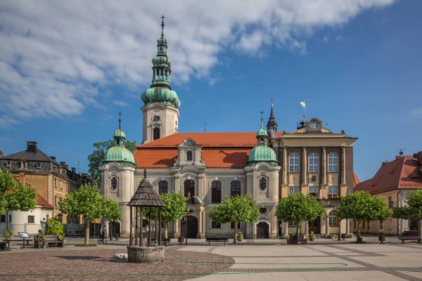 Igreja e prefeitura em Pszczyna, Silesia, Polonia — Fotografia de Stock
