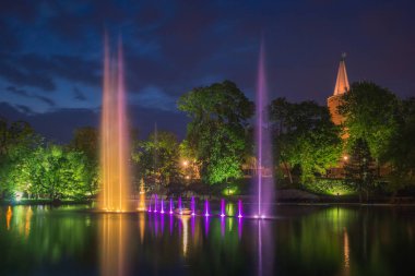 Opo gece kale gölet Piastowska kule ve çeşme