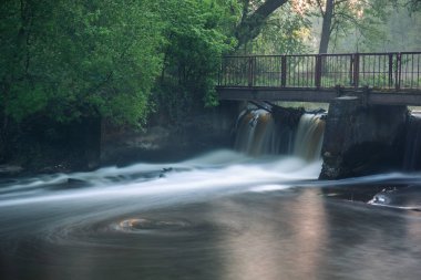 Weir Piaseczno yakınlarındaki Jeziorka nehri üzerinde, Masovia, Polonya