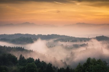 Tunjice Alpler'de sisli akşam, Yukarı Carniola, Slovenya