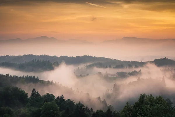 Tarde brumosa en los Alpes en Tunjice, Carniola superior, Eslovenia — Foto de Stock