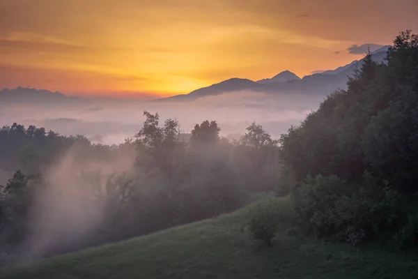 Coucher de soleil sur les Alpes lors d'une soirée brumeuse à Tunjice, Haut Carnio — Photo