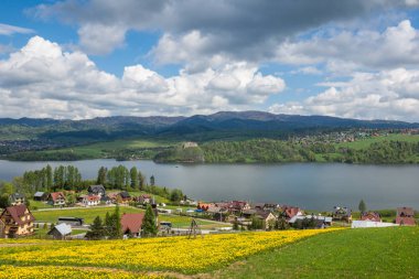Niedz Czorsztyn Czosztyn gölü ve kale görünümü
