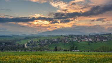 Jablonka, Malopolskie, Polonya'dan Babia Gora üzerinde gün batımı