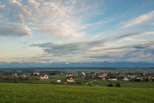 Pueblo de Jablonka y montañas de Tatra en primavera, Polonia — Foto de Stock