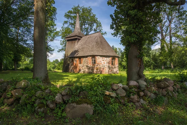 Романская церковь в Unieradz, Заходниопоморские, Польша — стоковое фото