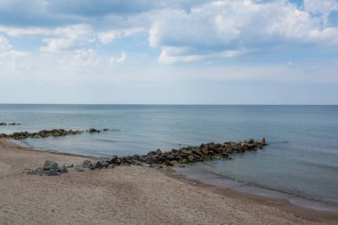 Niechorze güneşli bir günde plaj ve breakwaters ile Manzara, 
