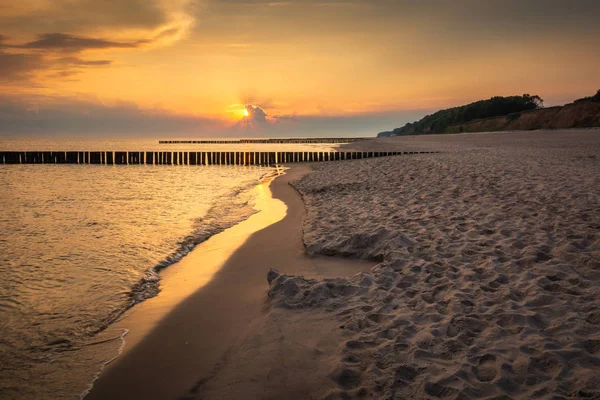 Salida del sol sobre el mar Báltico en Trzesacz, Polonia — Foto de Stock