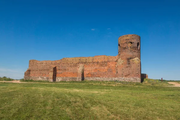 Ruinas de un castillo fortificado en Kolo, Polonia — Foto de Stock