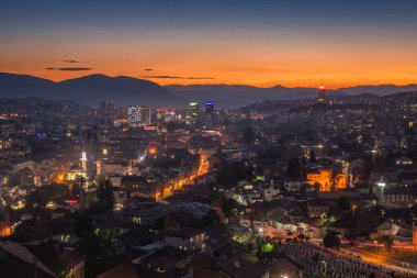 Saraybosna, Bosna-Hersek şehrinin gece panoraması 