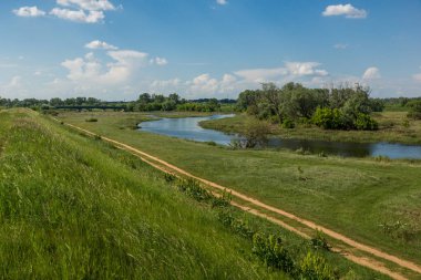 Kamion yakınlarındaki Bzura nehri, Masovia, Polonya