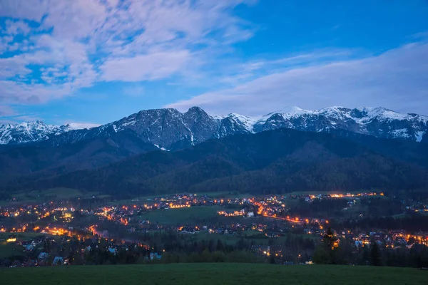 Vue de nuit sur les montagnes Tatra depuis Koscielisko, Pologne — Photo