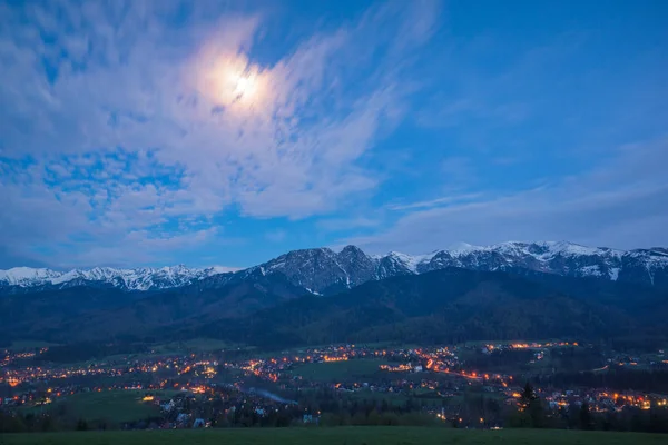 Vue de nuit sur les montagnes Tatra depuis Koscielisko, Pologne — Photo