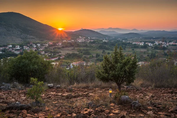 Medjugorje, Bosna ve Herzegovi'deki Dinarik Alpler üzerinde gün batımı