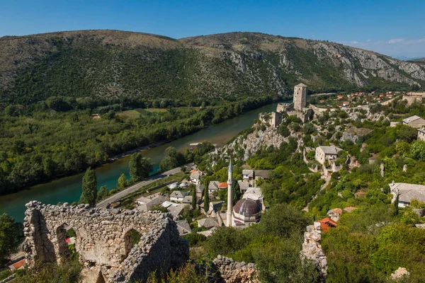 Vista sobre a cidade de Pocitelj na Bósnia e Herzegovina — Fotografia de Stock