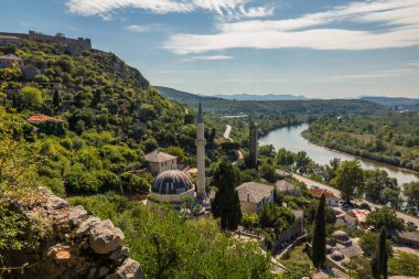Bosna-Hersek'teki Pocitelj şehrine bakış