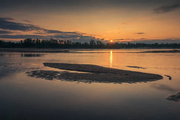 Mañana en el río Vístula en algún lugar de Masovia, Polonia — Foto de Stock