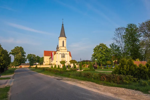 Kyrkan i Pieczyska en solig dag, Masovia, Polen — Stockfoto