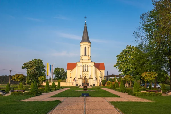 Kyrkan i Pieczyska en solig dag, Masovia, Polen — Stockfoto