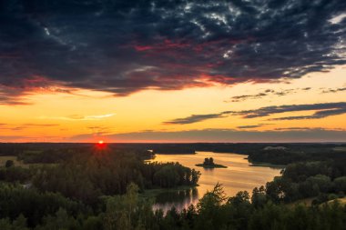 Stare Juchy, Masuria, Polonya'daki Jedzelewo gölünde gün batımı