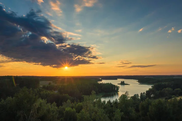 Puesta de sol sobre el lago Jedzelewo en Stare Juchy, Masuria, Polonia — Foto de Stock