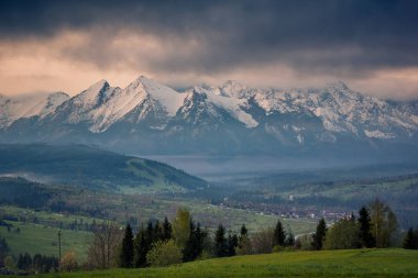 Sisli bir sabah sırasında karlı Tatra dağlarının Panoraması, Polonya