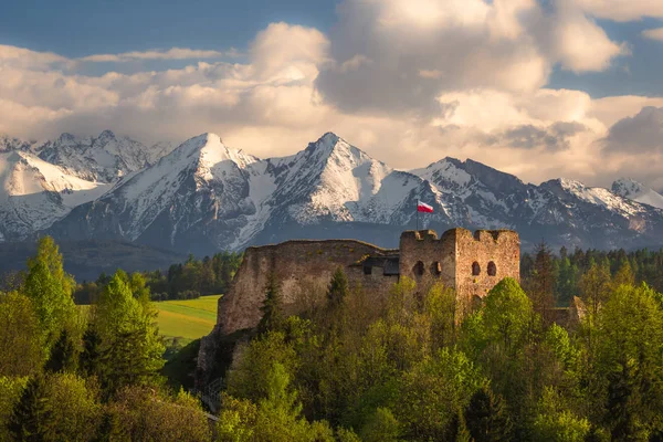 Slott i Czorsztyn mot bakgrund av snöiga Tatra iTatra — Stockfoto