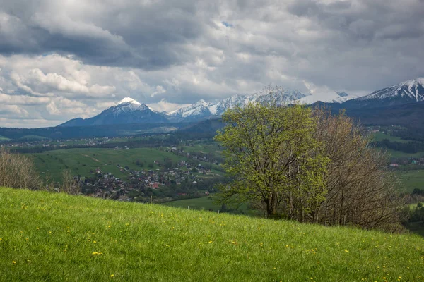 Vue de Harenda sur les monts Tatra enneigés sur un matin de printemps — Photo