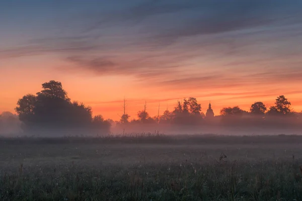 Piaseczno yakınlarındaki bir çayırda sisli sabah — Stok fotoğraf